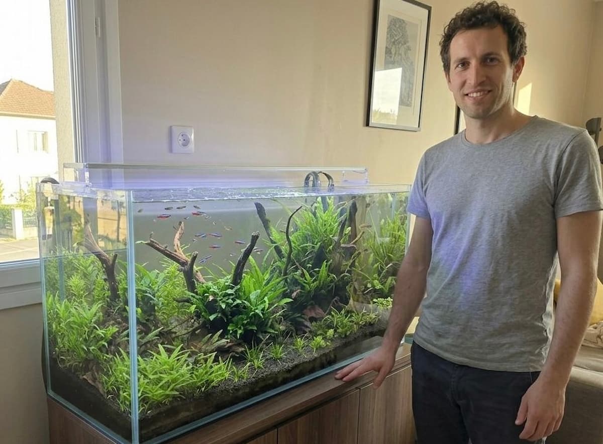 Malo devant son aquarium de 380 litres